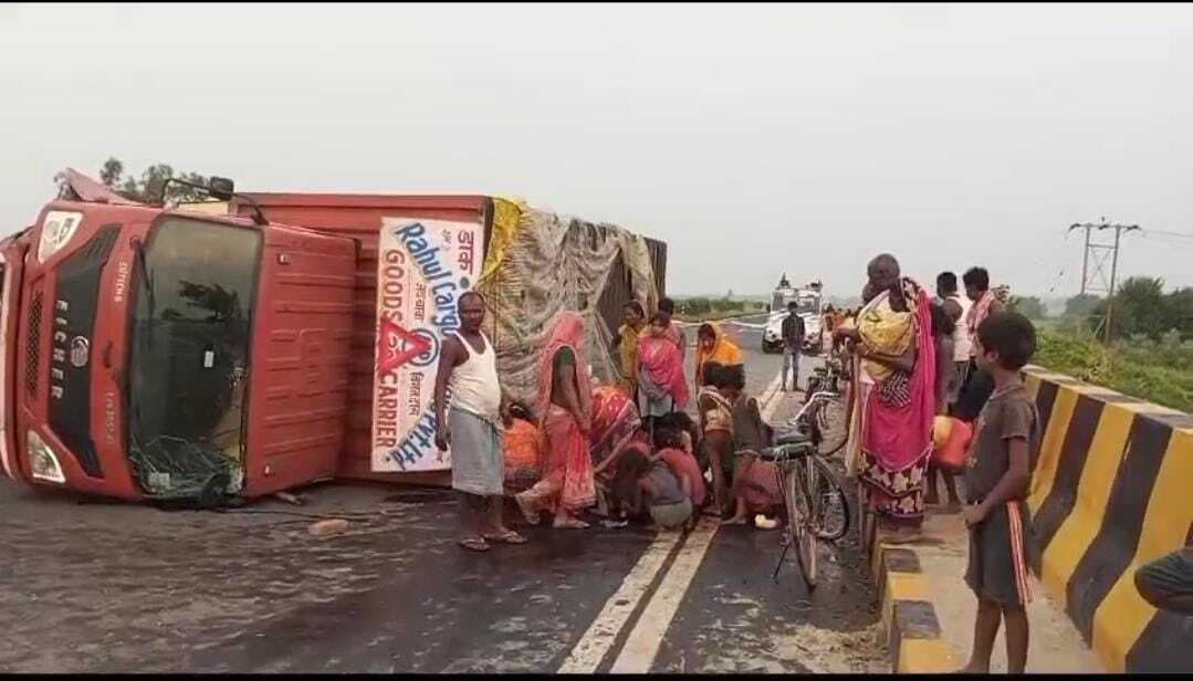 एनएच 57 पर पलटा कंटेनर, चालक जख्मी, आधे घंटे तक जाम रहा हाइवे