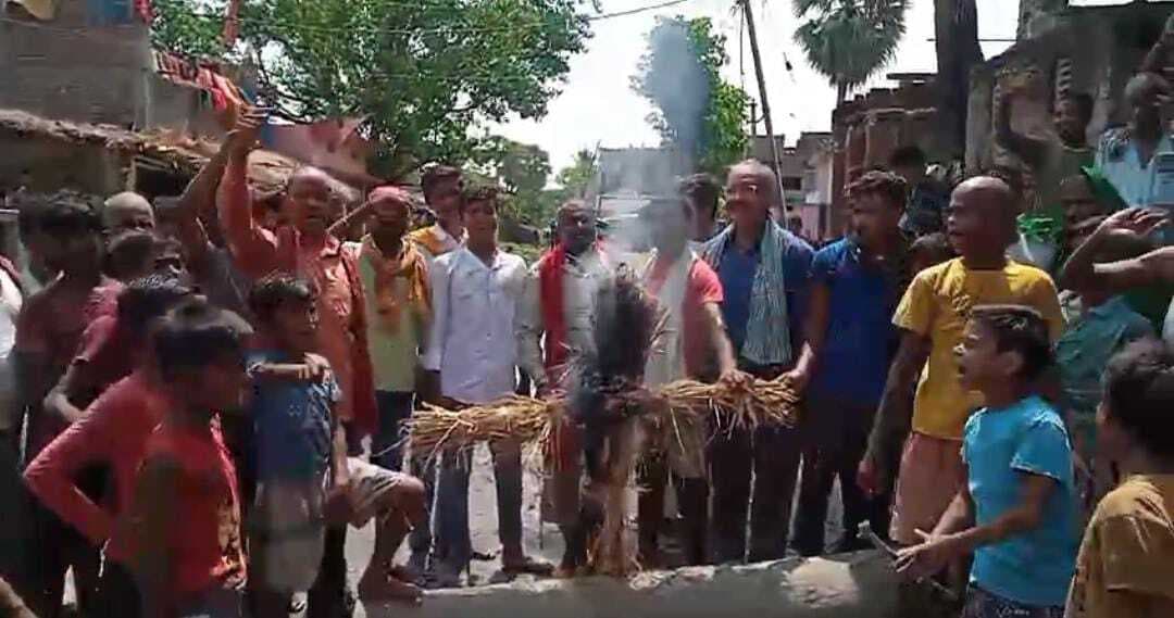 जलजमाव के खिलाफ ग्रामीणों ने किया प्रदर्शन, फूंका पुतला