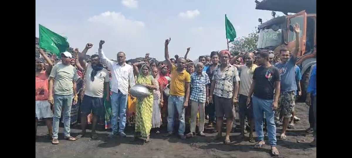 लोदना : पिट वाटर के लिए ग्रामीणों ने की ट्रांसपोर्टिंग ठप, प्रदर्शन