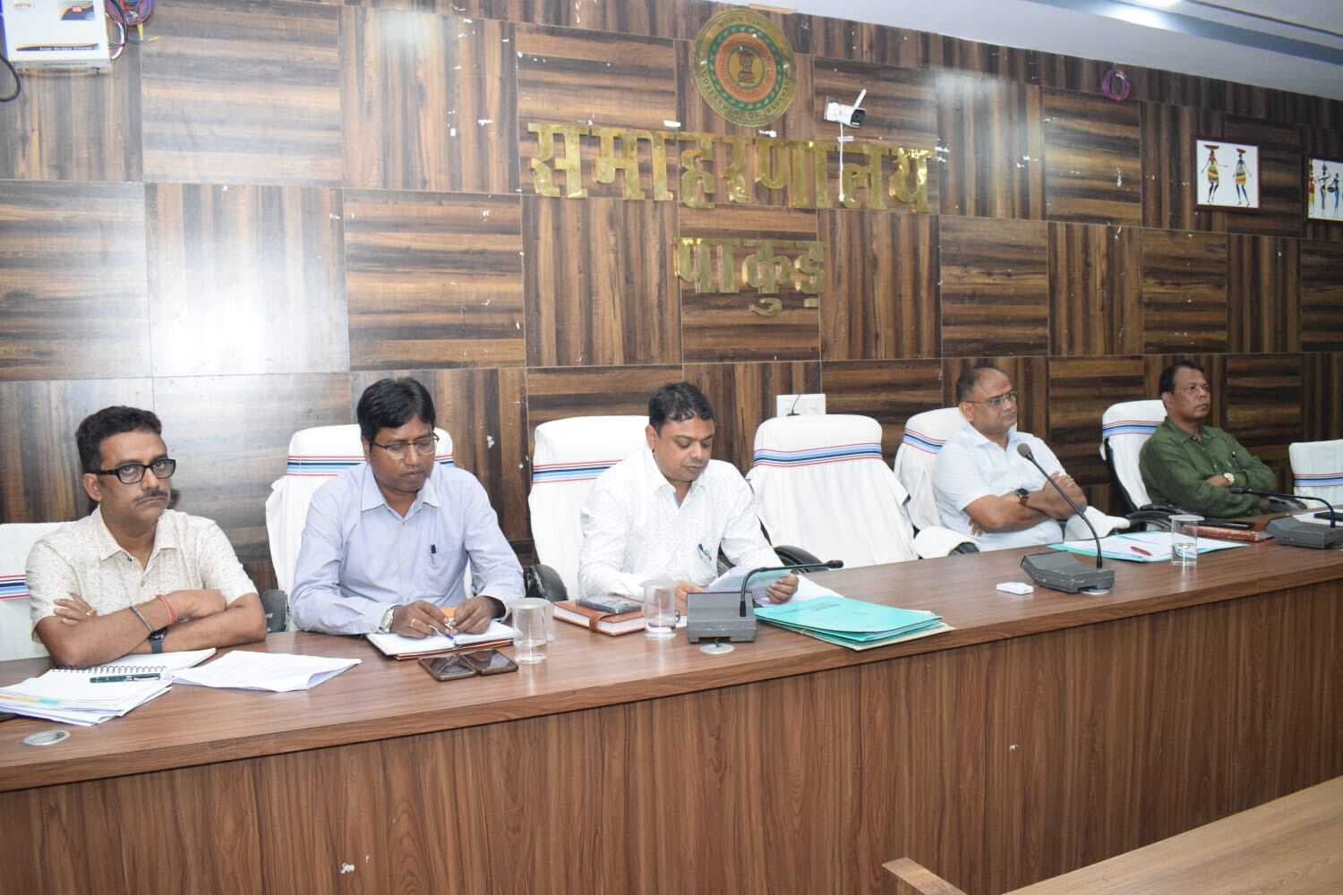 डीडीसी ने की विशेष संक्षिप्त पुनरीक्षण को लेकर बैठक, कहा - आज से होगा हाउस टू हाउस सर्वे