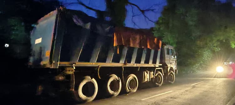 छाई लदे ओवरलोडेड हाइवा को किया जब्त