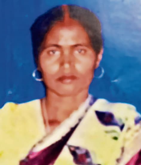 21 साल पहले मृत महिला बनी गेहूं काटने में नामजद अभियुक्तफोटो-26- आरोपित मृत महिला का फाइल फोटो.ए- मृत महिला का पति अजय सिंह.प्रतिनिधि, बिक्रमगंज21 साल पहले 20 जुलाई 2003 को मृत बैजयंती देवी पर खेत से जबरन गेहूं काटने की कांड सं.-207/24 के तहत 18 अप्रैल 2024 को प्राथमिकी दर्ज हुई. मजे की बात कि केस के अनुसंधानकर्ता ने अपनी केस डायरी में मृत महिला को आरोपित भी साबित कर दिया. यह वाकया काराकाट थाना क्षेत्र के ईटढीया गांव निवासी अजय सिंह के साथ हुआ है, जिनकी पत्नी मृतका बैजयंती देवी है. मामले का खुलासा तब हुआ, जब मृत महिला के पति चिरैयाडीह गांव निवासी अजय कुमार सिंह ने न्यायालय में अपनी पत्नी की मृत्यु का शपथ पत्र दिया. हालांकि, इस संबंध में इस केस के अनुसंधानकर्ता संजीव कुमार और थानाध्यक्ष फूलदेव चौधरी का कहना है कि आवेदन के अनुसार प्राथमिकी तो किसी पर भी दर्ज हो सकती है. लेकिन, चार्जशीट से पहले मामला पूरी तरह स्पष्ट होना चाहिए. उन्होंने डायरी में नाम सत्यापित करने के संबंध में कहा कि डायरी रफ है, उसमें अभी सुधार करना बाकी है.इधर, मृत महिला के पति अजय कुमार सिंह ने बताया कि इटढिया गांव निवासी श्रीकांत तिवारी और रजनीकांत तिवारी ने एक झूठे मुकदमे में मेरे परिवार के कुल 18 लोगों पर केस दर्ज कराया गया है. इनमें 10 पुरुष और आठ महिलाओं को आरोपित बनाया गया है. इसी आठ महिलाओं में मेरी पत्नी बैजयंती देवी भी शामिल है. उसकी मृत्यु 20 जुलाई 2003 को हो गयी थी. उन्होंने कहा कि जिस खेत में लगे गेहूं को जबरिया काटने की प्राथमिकी हम लोगों पर दर्ज करायी गयी है, उस खेत को मेरे बड़े पिता सिपाही सिंह ने यदुवंश तिवारी से 1991 में खरीदा था. उस समय यदुवंश तिवारी ने चकबंदी से अपने हिस्से से बंटवारे का कागजात दिखाया था. अब वे लोग कहते हैं कि यह भूमि यदुवंश तिवारी के हिस्से की नहीं है. इतने दिनों के बाद भूमि पर विवाद किया गया. मामला किस तरह फर्जी है, इसका सत्यापन इसी से होता है कि मेरी मृत पत्नी बैजयंती देवी का नाम भी खेत काट कर गेहूं ले जाने में लगा दिया.