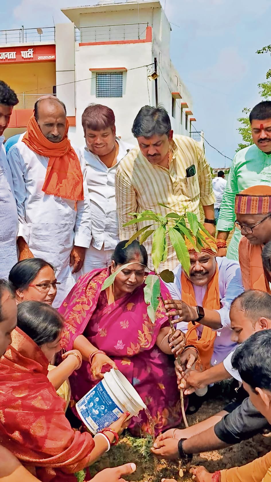 बलिदान दिवस पर एमएलसी ने भाजपा कार्यालय में किया पौधारोपण