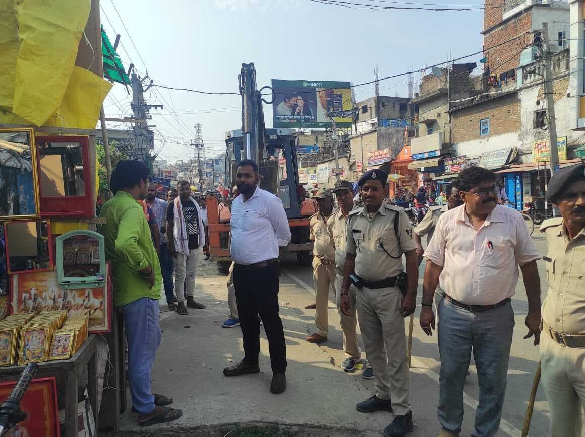 सड़क अतिक्रमणकारियों पर चला प्रशासन का बुलडोजर