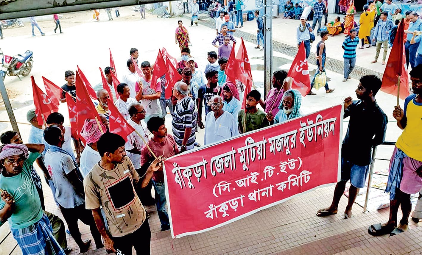 बांकुड़ा स्टेशन में मोटिया मजदूर यूनियन ने किया प्रदर्शन