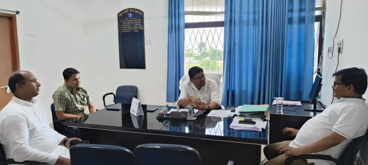 अनियमित विद्युत आपूर्ति को ले अधीक्षण अभियंता से मिले पूर्व विधायक मुजाहिद आलम