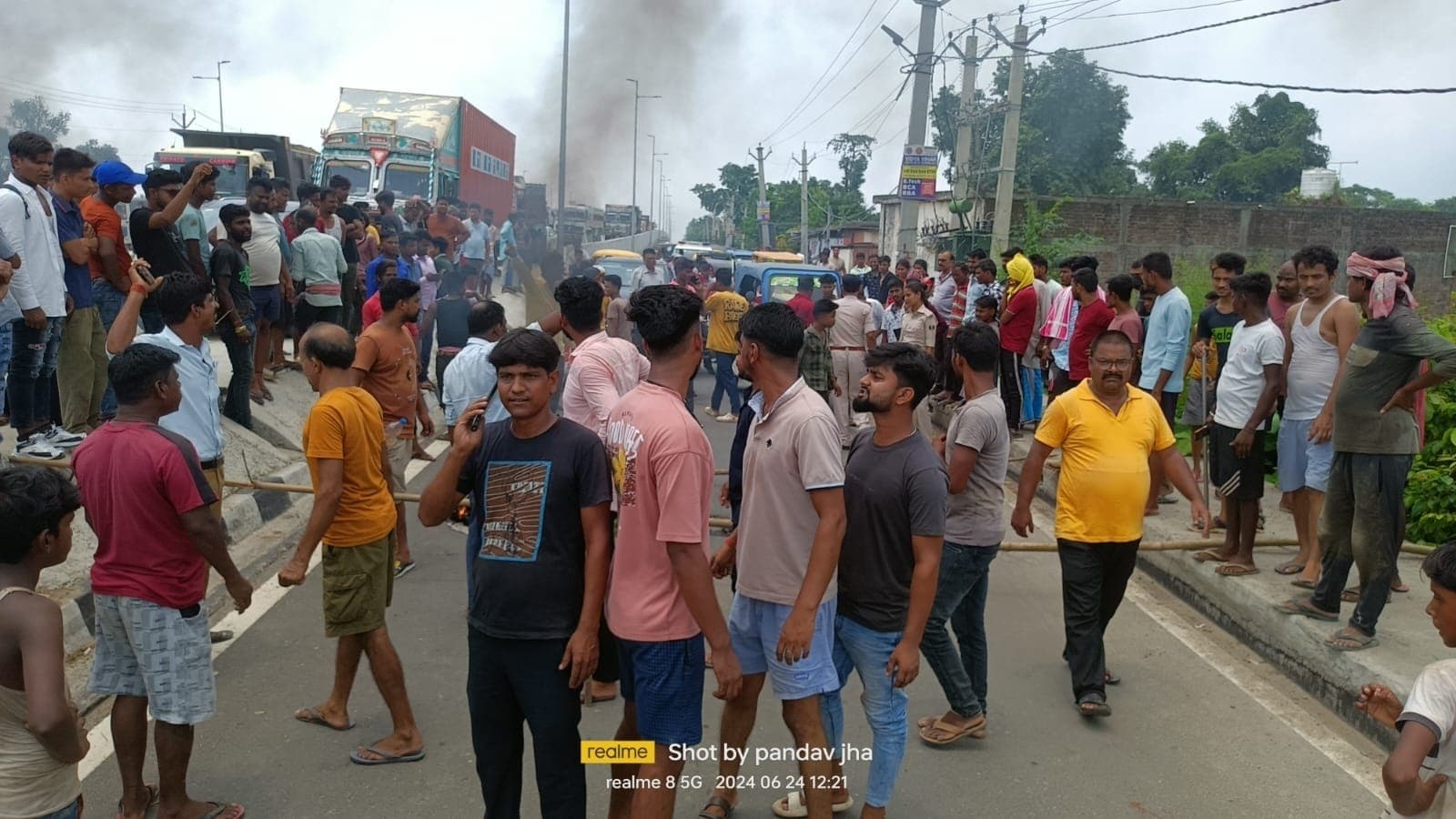 आठ दिनों से बिजली आपूर्ति ठप रहने से आक्रोशित लोगों ने एनएच 327 ई को किया जाम, आवागमन बाधित