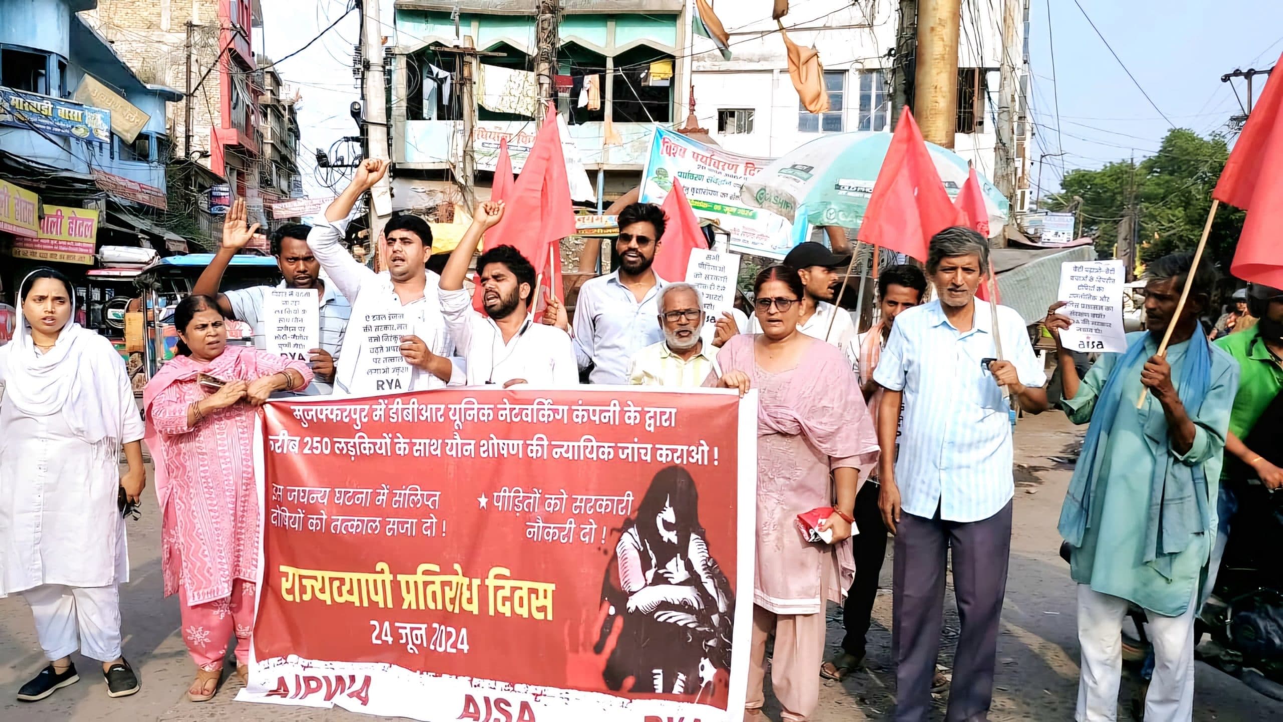 मार्च निकाल कर कार्यकर्ताओं जताया विरोध