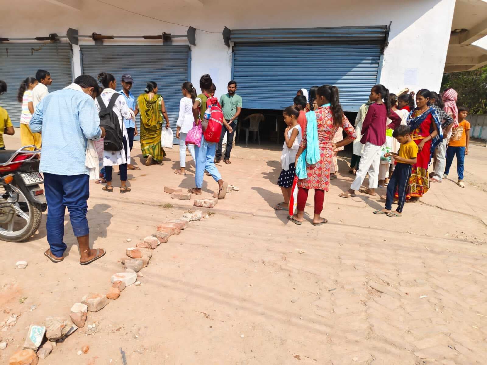 आधार कार्ड बनवाने को ईंट पर नाम लिख लाइन लगा रहे लोग