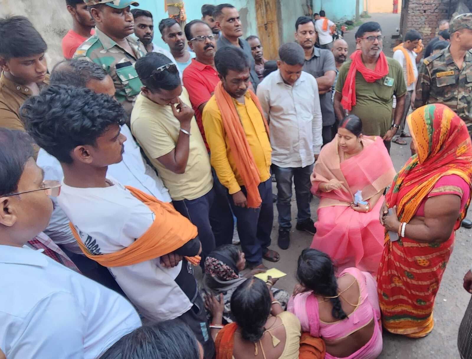 मदद के इंतजार में शव लेकर बैठे रहे परिजन, शाम को किया गया दाह संस्कार