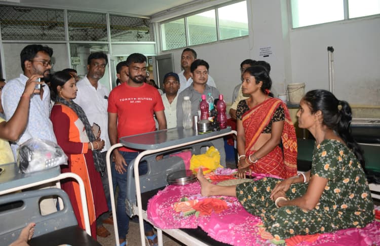 कॉफी पीकर चले जाते हैं स्वास्थ्य मंत्री, अस्पताल की ओर झांकते तक नहीं