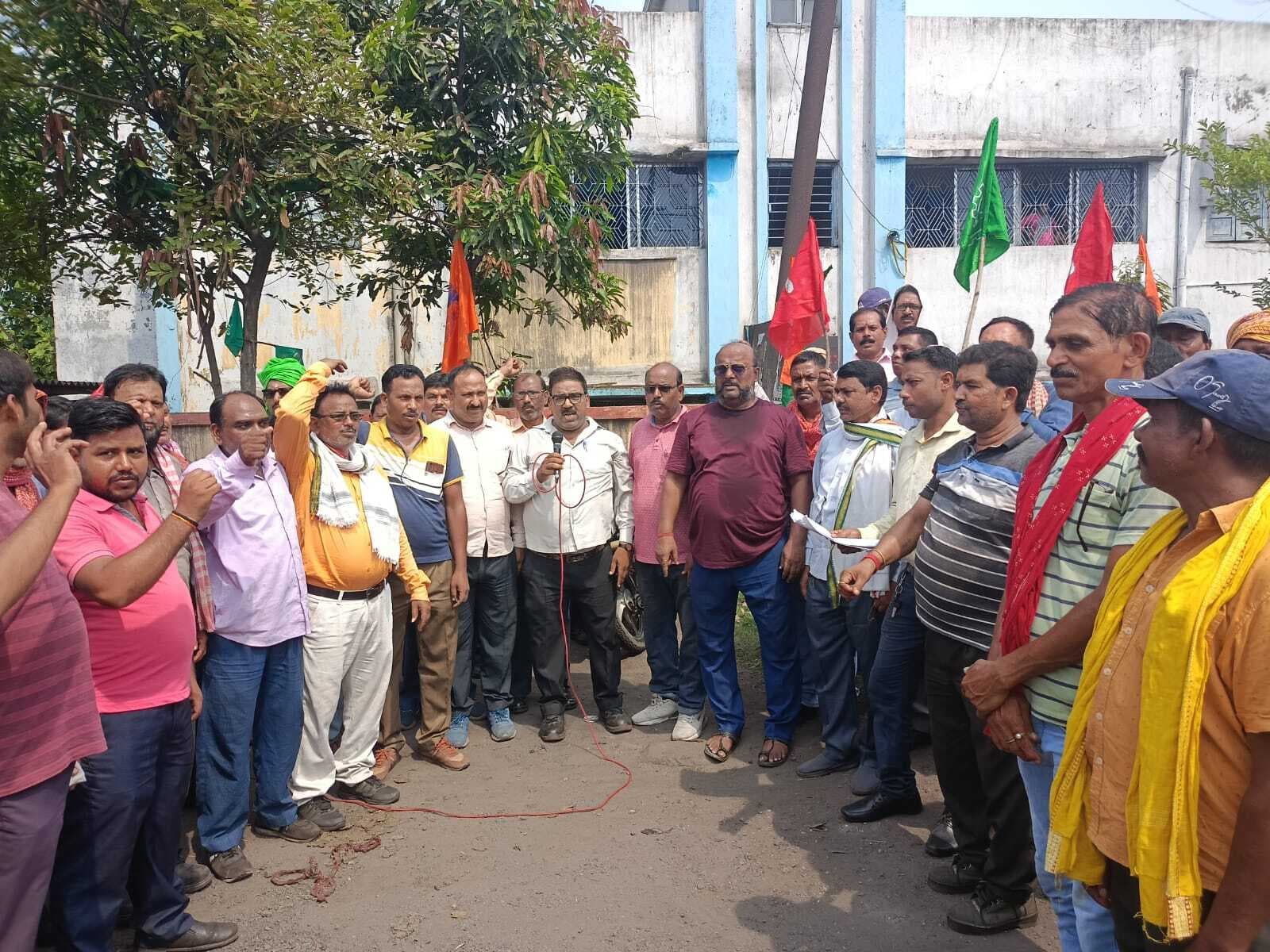 केओसीपी परियोजना कार्यालय पर संयुक्त मोर्चा का प्रदर्शन