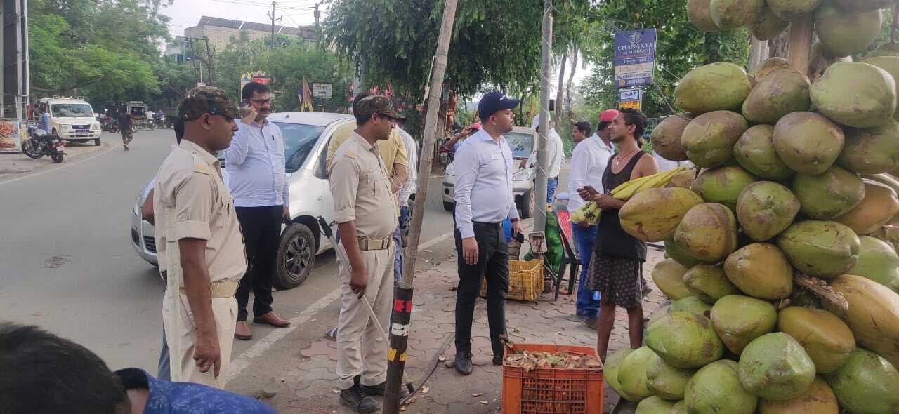 शहर की सड़कों के किनारे प्रशासन का अतिक्रमण हटाओ अभियान शुरू