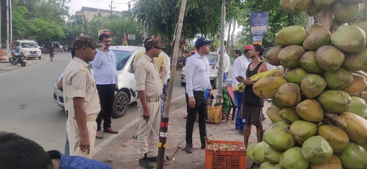 शहर की सड़कों के किनारे प्रशासन का अतिक्रमण हटाओ अभियान शुरू