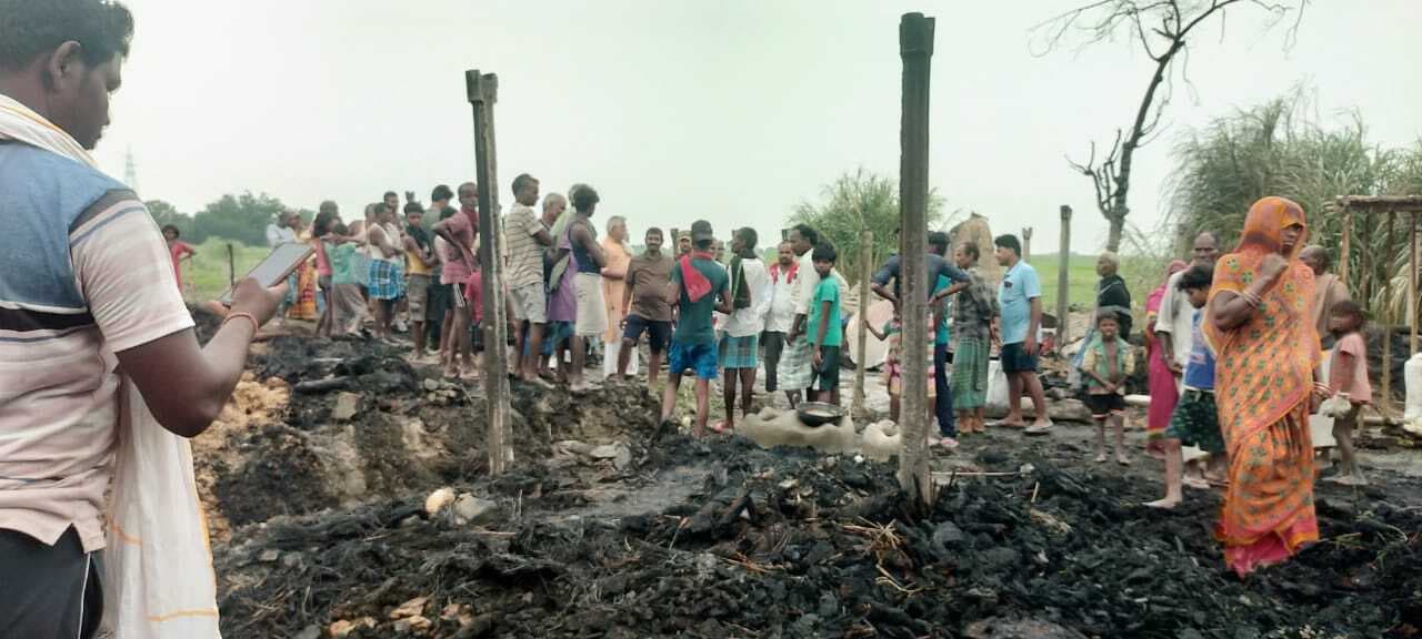 अगलगी में 11 घर सहित हजारों की संपत्ति राख, बीमार महिला झुलसी