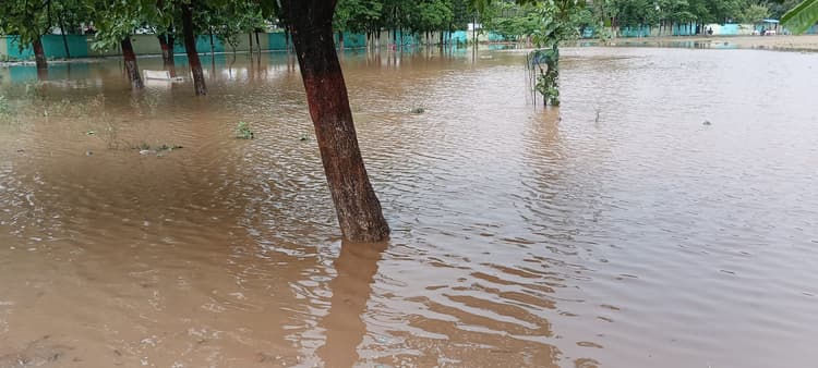 नाली बहाने में बह गया रुपया, पानी जम गया