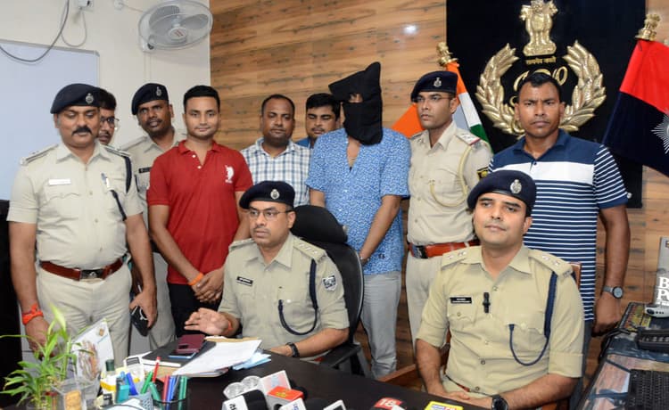 Patna : डाकबंगला चौराहे पर दिल्ली के सोना कारोबारी से तीन किलो सोना लूटकांड में शामिल था दो लाख का इनामी अपराधी, गिरफ्तार