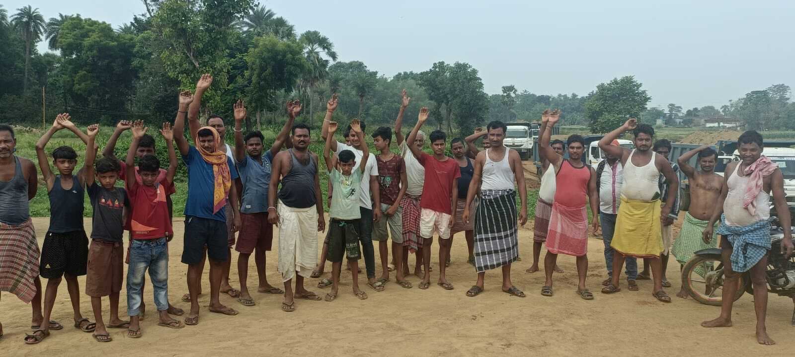 जाराकुरुवा गांव के लोगों ने मुआवजे की मांग को लेकर एनएच का कार्य रोका, जरमुंडी प्रखंड के जाराकुरवा गांव के समीप ग्रामीणों ने किया प्रदर्शन