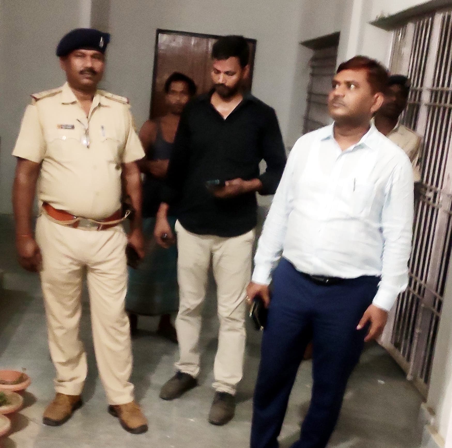 एसडीओ ने किया मतदान केंद्र का निरीक्षण