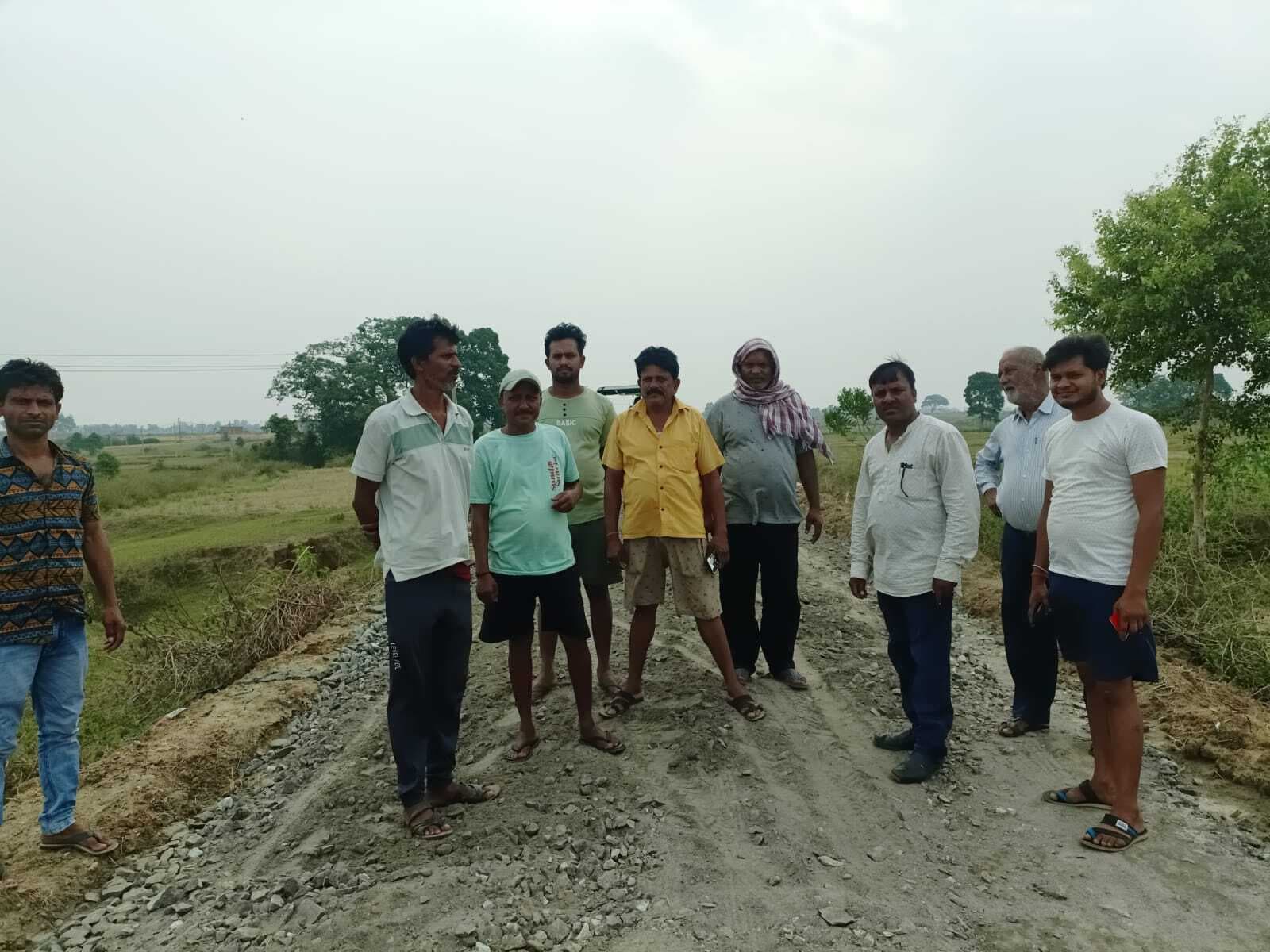 पथ निर्माण कार्य में अनियमितता का विरोध