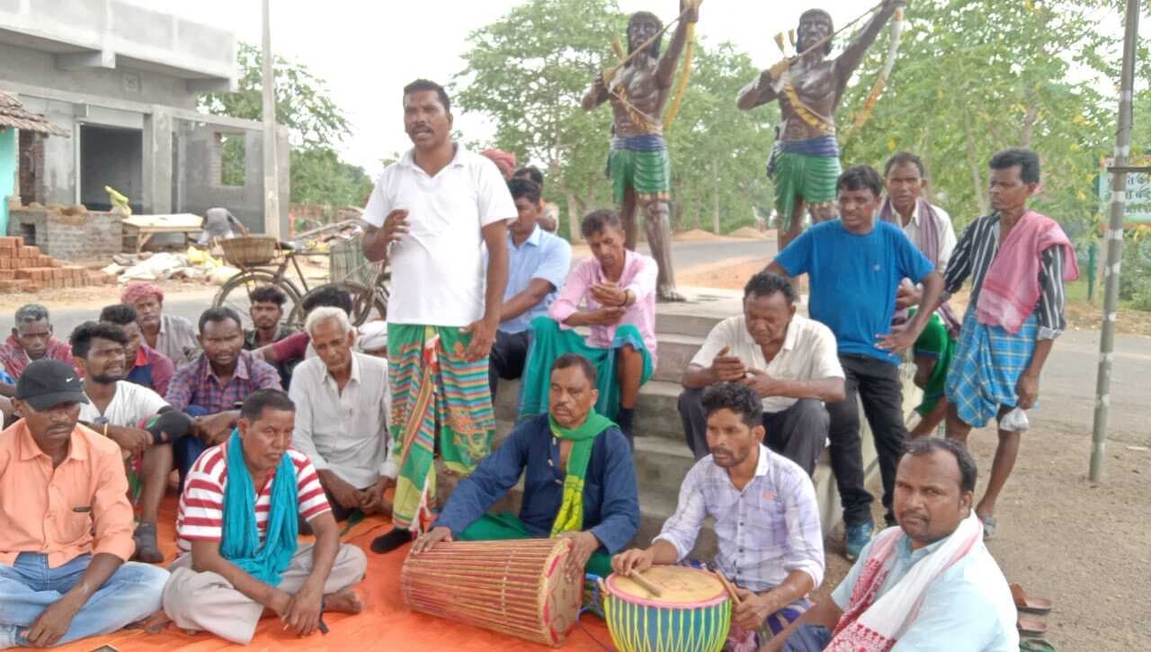 169 वें हूल दिवस को लेकर शिकारीपाड़ा से संतालकाटा पोखर तक निकाली गयी पदयात्रा