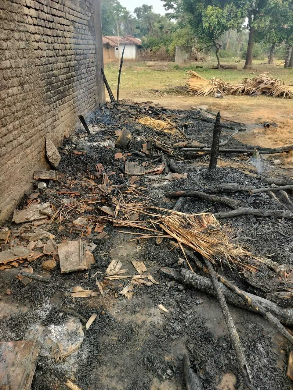 चिरिकमारा गांव में आग लगने से एक घर जलकर राख