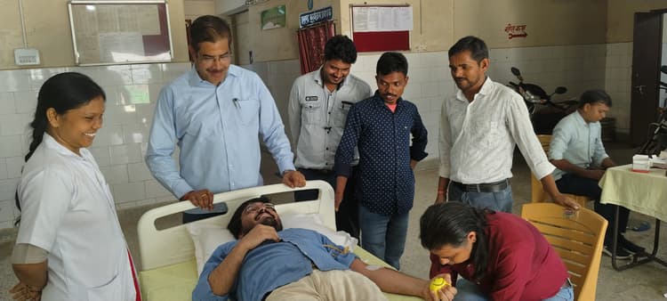 सीएचसी के स्वास्थ्यकर्मियों ने बढ़ चढ़कर किया रक्तदान