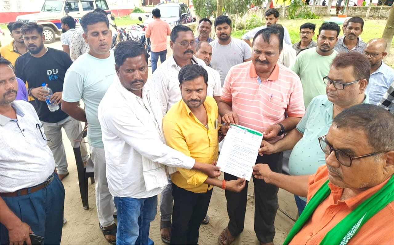 अस्पताल की कुव्यवस्था देख धरना पर बैठे प्रखंड प्रमुख, सीएस को मांगपत्र