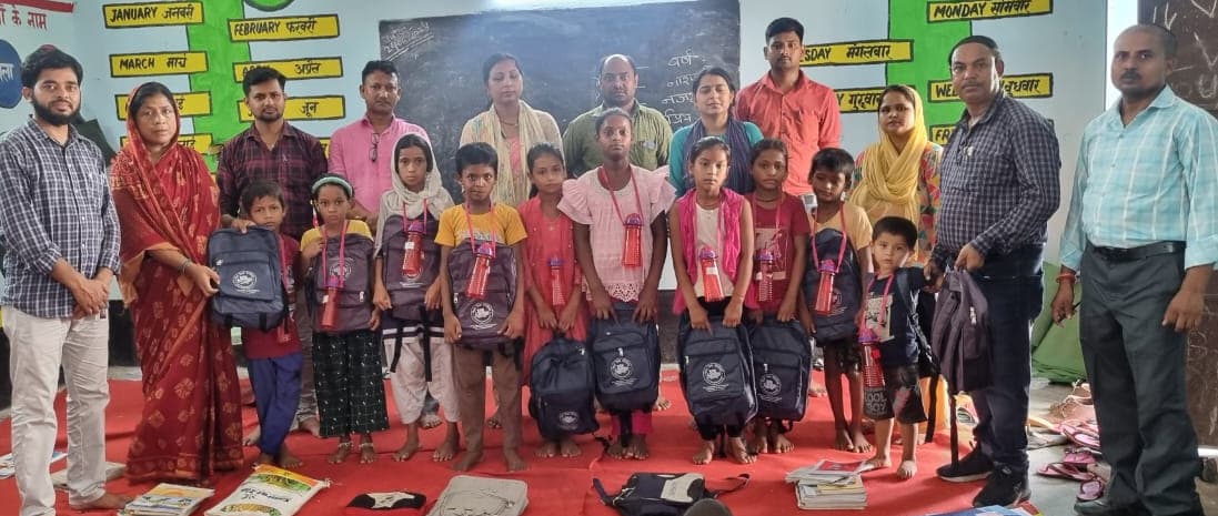 स्कूली बच्चों के बीच बैग व किट का वितरण
