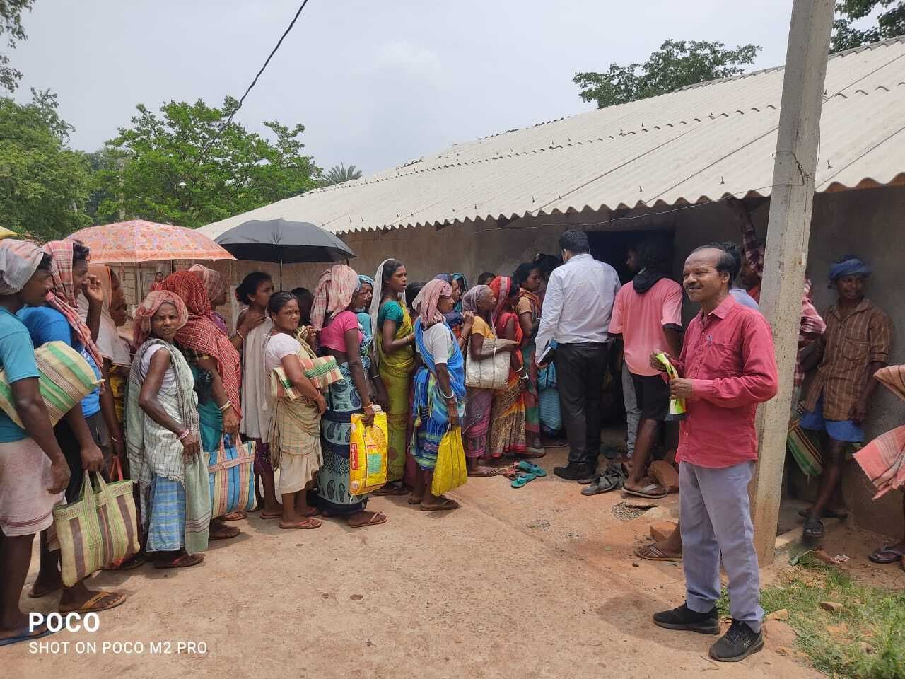 बीडीओ व थाना प्रभारी ने खुद मधुबन पहुंच वितरित कराया चावल, एक दिन पहले डीलर पर चार माह से राशन नहीं देने का आरोप लगाकर किया था प्रदर्शन, पीडीएस डीलर को चप्पल का माला पहनाकर घुमाया था छह किलोमीटर, किया था रोड जाम