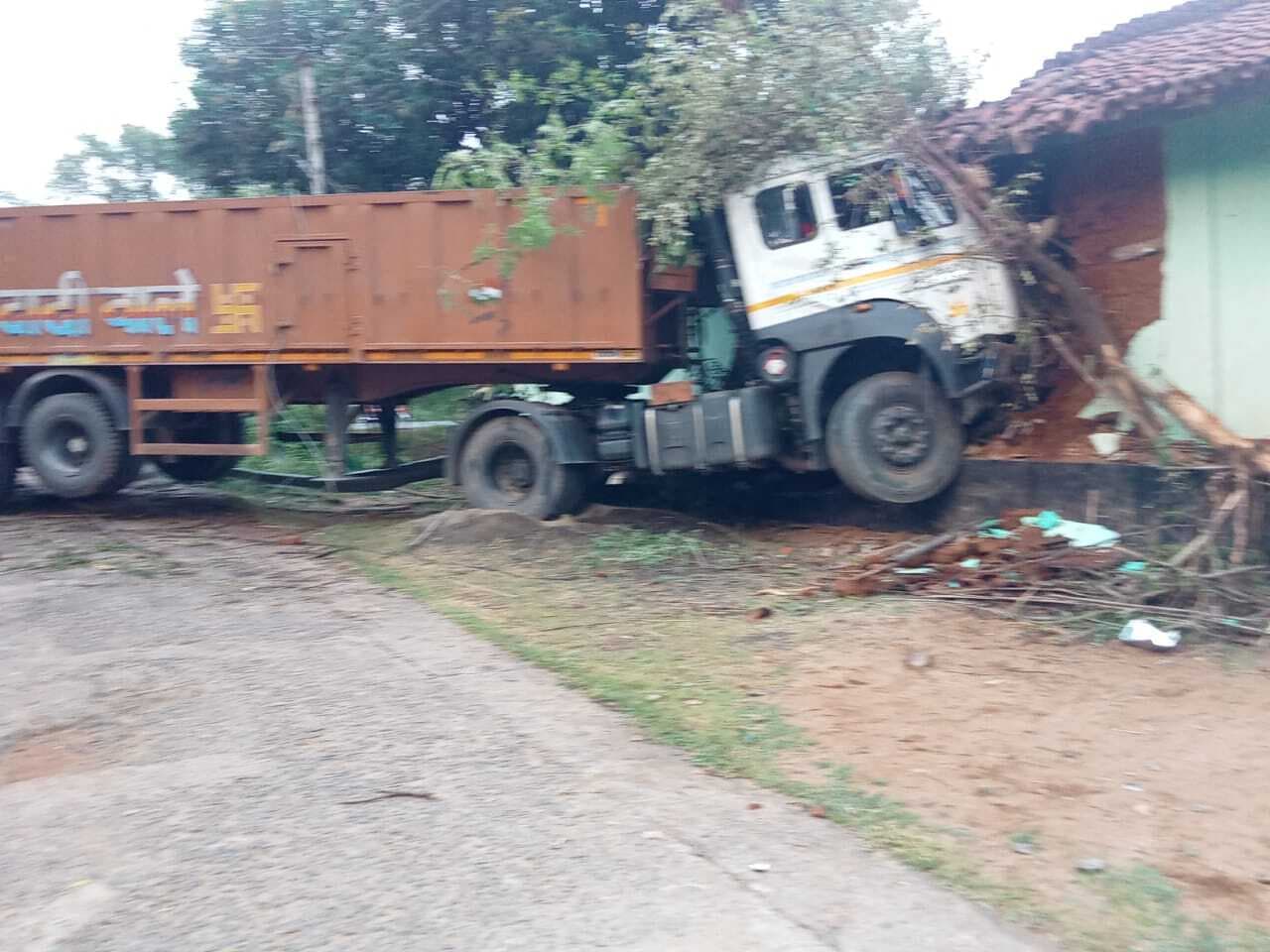 अनियंत्रित ट्रक खपरैल मकान से टकराया