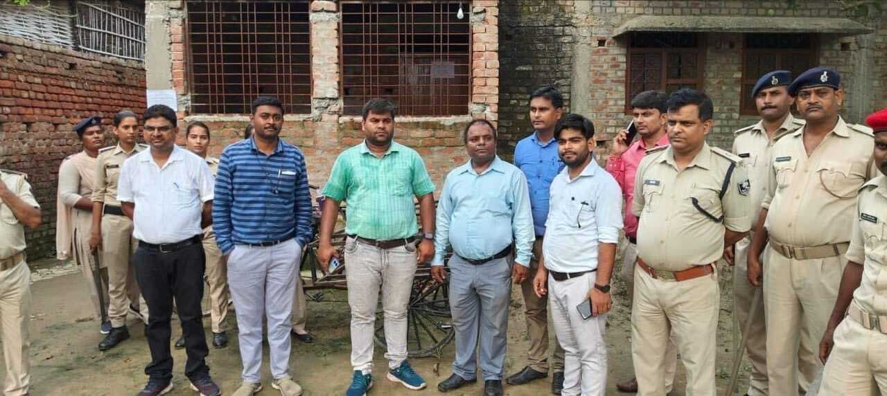 ऋण चुकता नहीं करने पर बैंक अधिकारियों ने ऋणी के मकान को किया सील