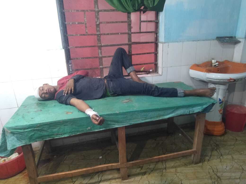 सड़क के किनारे पेड़ से टकरायी बाइक, दो लोग घायल