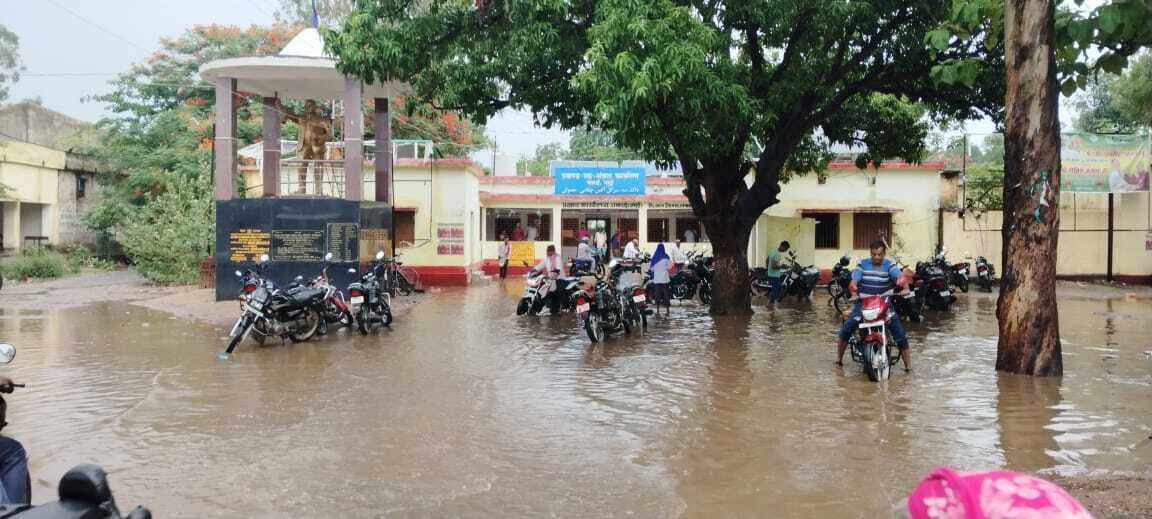 पहली बारिश में ही तालाब में तब्दील हुआ प्रखंड कार्यालय परिसर