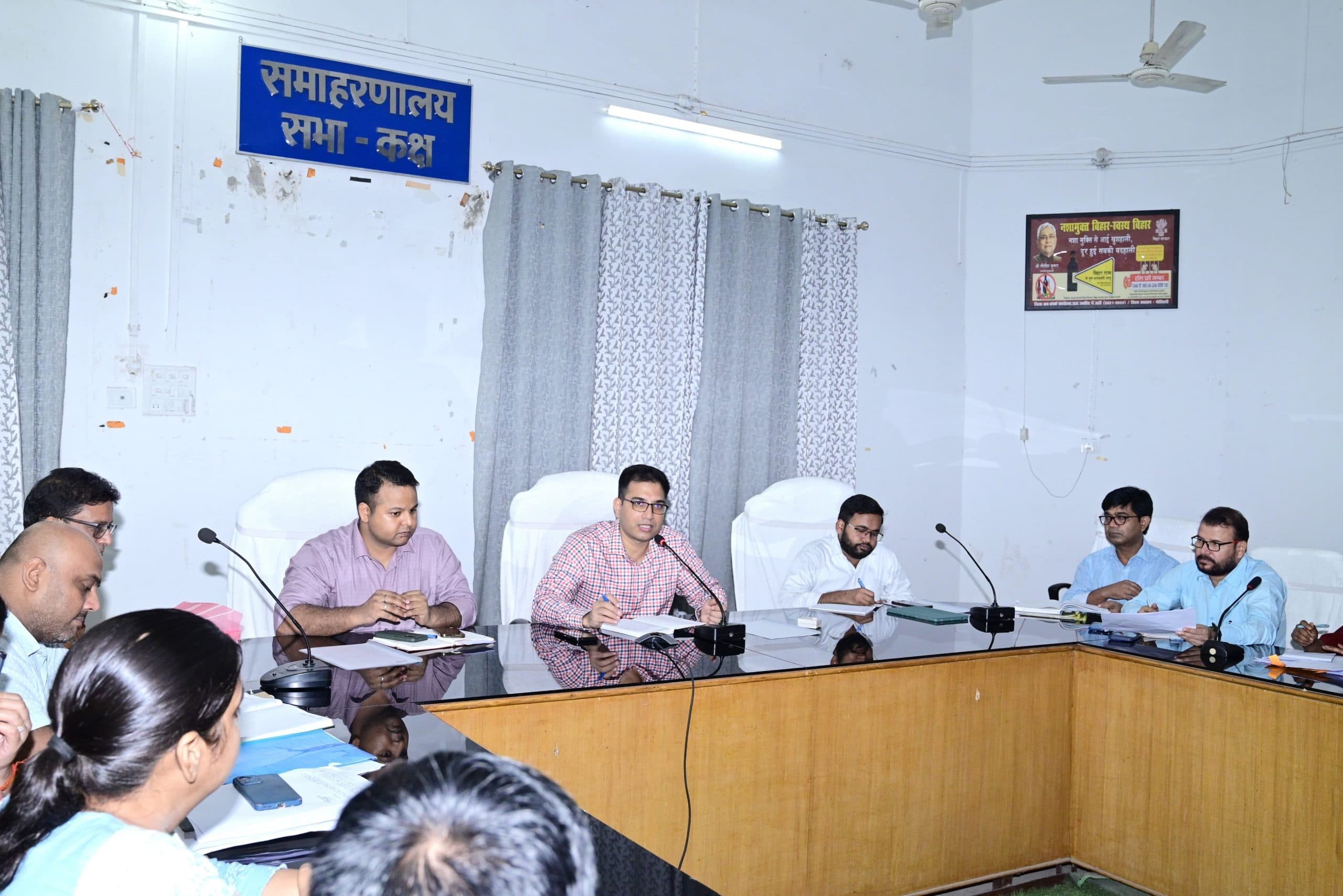 बायोमेट्रिक से हाजिरी बनायें अधिकारी व कर्मी: डीएम