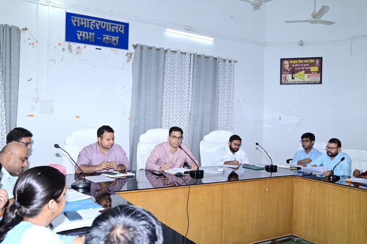 बायोमेट्रिक से हाजिरी बनायें अधिकारी व कर्मी: डीएम