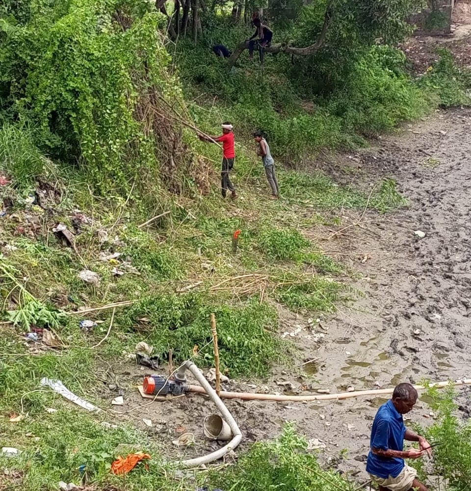 बिना उड़ाही के ही राशि का उठाव, खबर छपने पर आनन-फानन में तालाब से निकाला जा रहा पानी