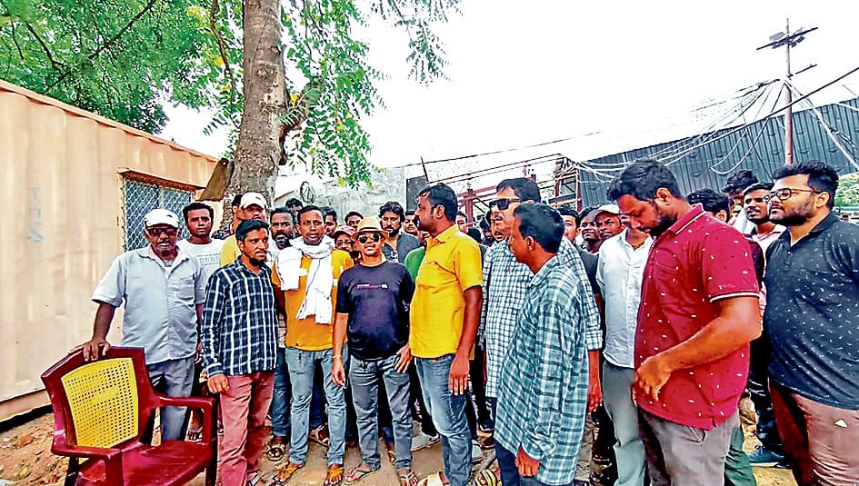 रोजगार और मुआवजे की मांग पर एमडीओ परियोजना का उत्पादन बंद कर प्रदर्शन