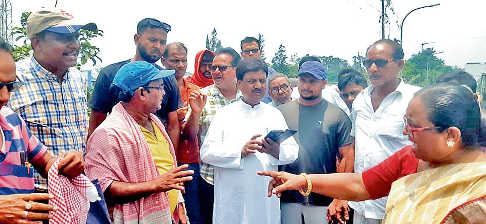 जमीन मालिकों ने जमीन के बदले पैसों की मांग को लेकर किया प्रदर्शन