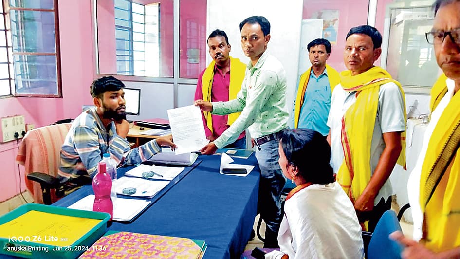 रघुनाथपुर ब्लॉक-2 ऑफिस के बाहर आदिवासी कुड़मी समाज का प्रदर्शन