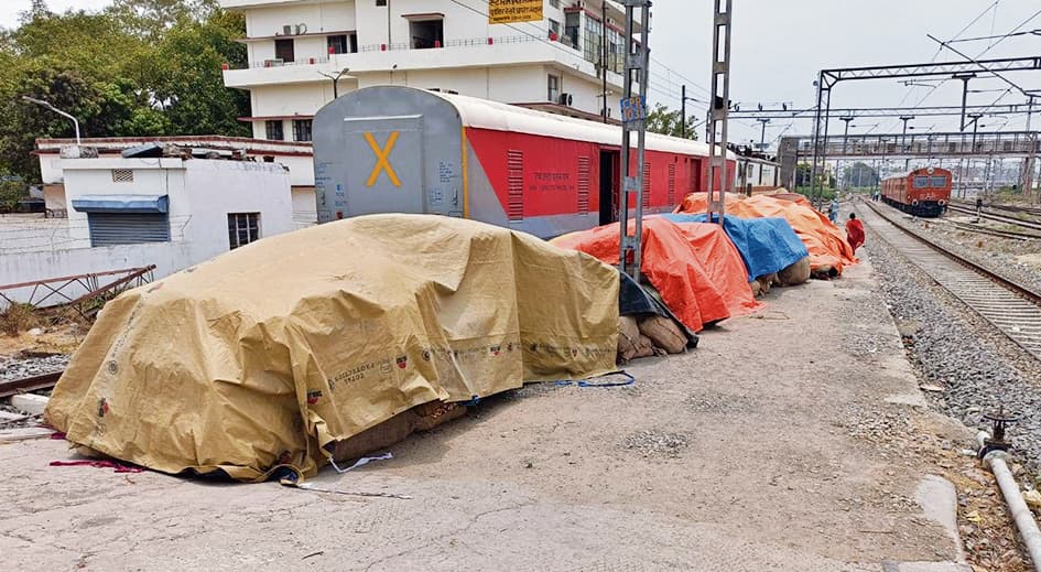 पार्सल कोच से निकला 122 बोरे में 23 लाख का कपड़ा, दावेदार आया सामने