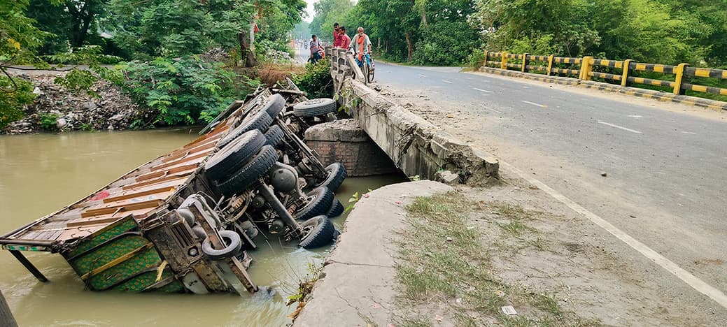 तरैया गंडक नहर पुल की रेलिंग तोड़ कर बालू लदा ट्रक पानी में गिरा