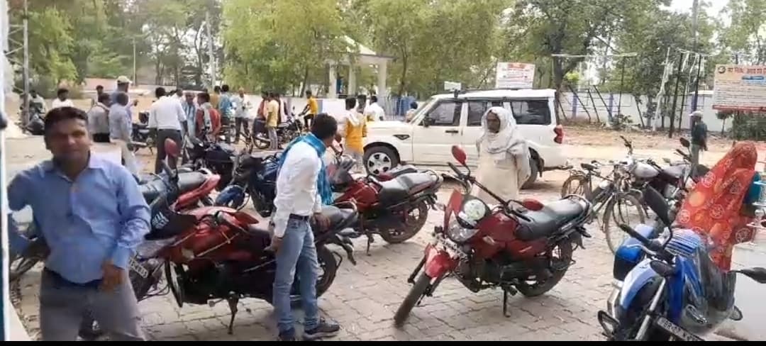 मुखिया पुत्र और पंसस पति के बीच जम कर चले लात-घूंसे