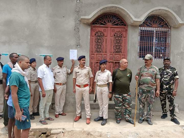 सत्यदेव हत्याकांड : पुलिस ने फरार हत्यारोपित के घर चिपकाया इश्तेहार