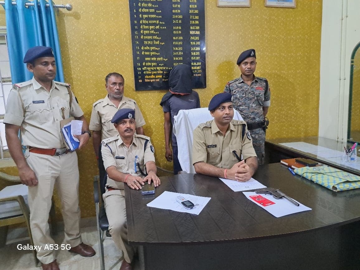 डांसर के साथ कट्टा लहराने वाला युवक हथियार के साथ गिरफ्तार