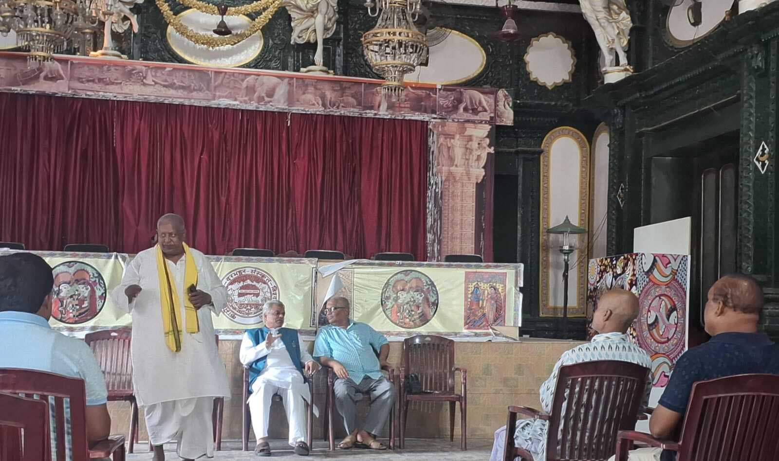 संस्कृत विश्वविद्यालय में कर्मी व अधिकारियाें को संस्कृत में बोलने का सिखाया जा रहा गुर