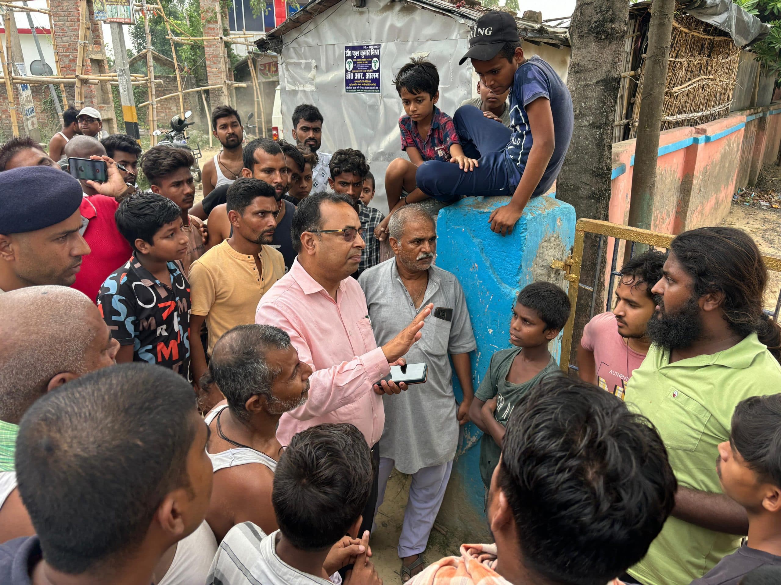 टीसी वितरण व नामांकन कराने के आश्वासन के बावजूद नहीं माने ग्रामीण, बेमियादी धरना जारी