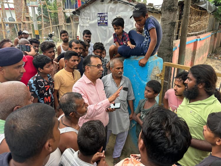 टीसी वितरण व नामांकन कराने के आश्वासन के बावजूद नहीं माने ग्रामीण, बेमियादी धरना जारी