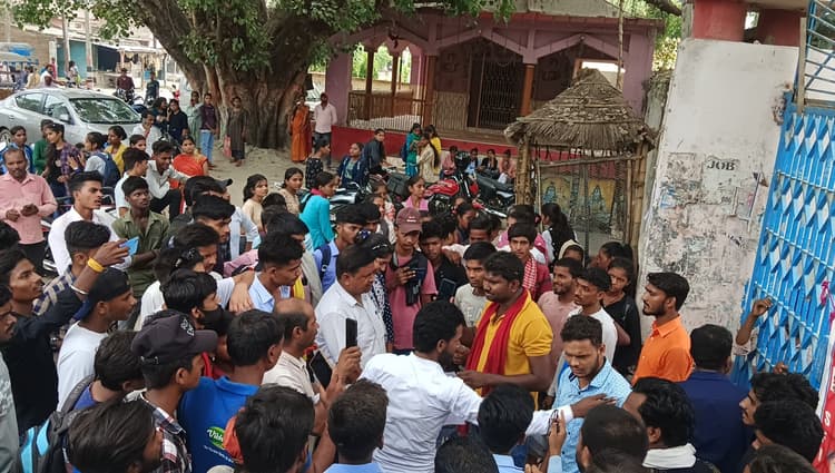 प्राचार्य के आश्वासन पर समाप्त हुई काॅलेज में तालाबंदी