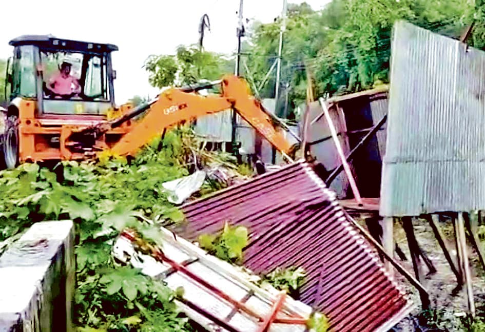 कई दुकानों पर चला बुलडोजर तो कुछ को दी गयी थोड़ी मोहलत